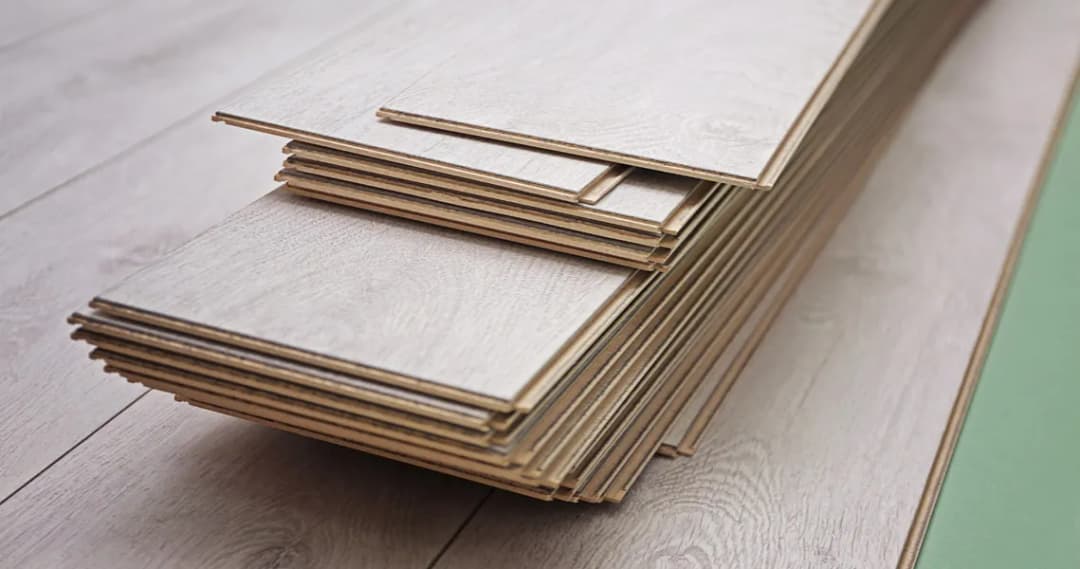 Ile waży paczka paneli podłogowych? Poznaj wagi i ich znaczenie przy transporcie