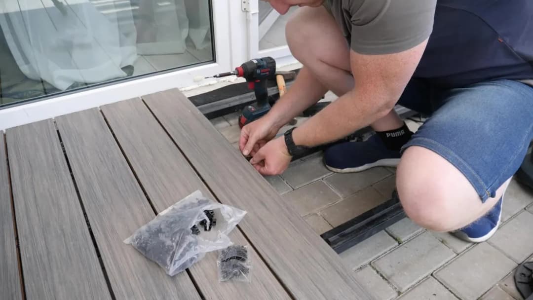 Jak ułożyć deskę kompozytową na tarasie, by uniknąć błędów i cieszyć się trwałością