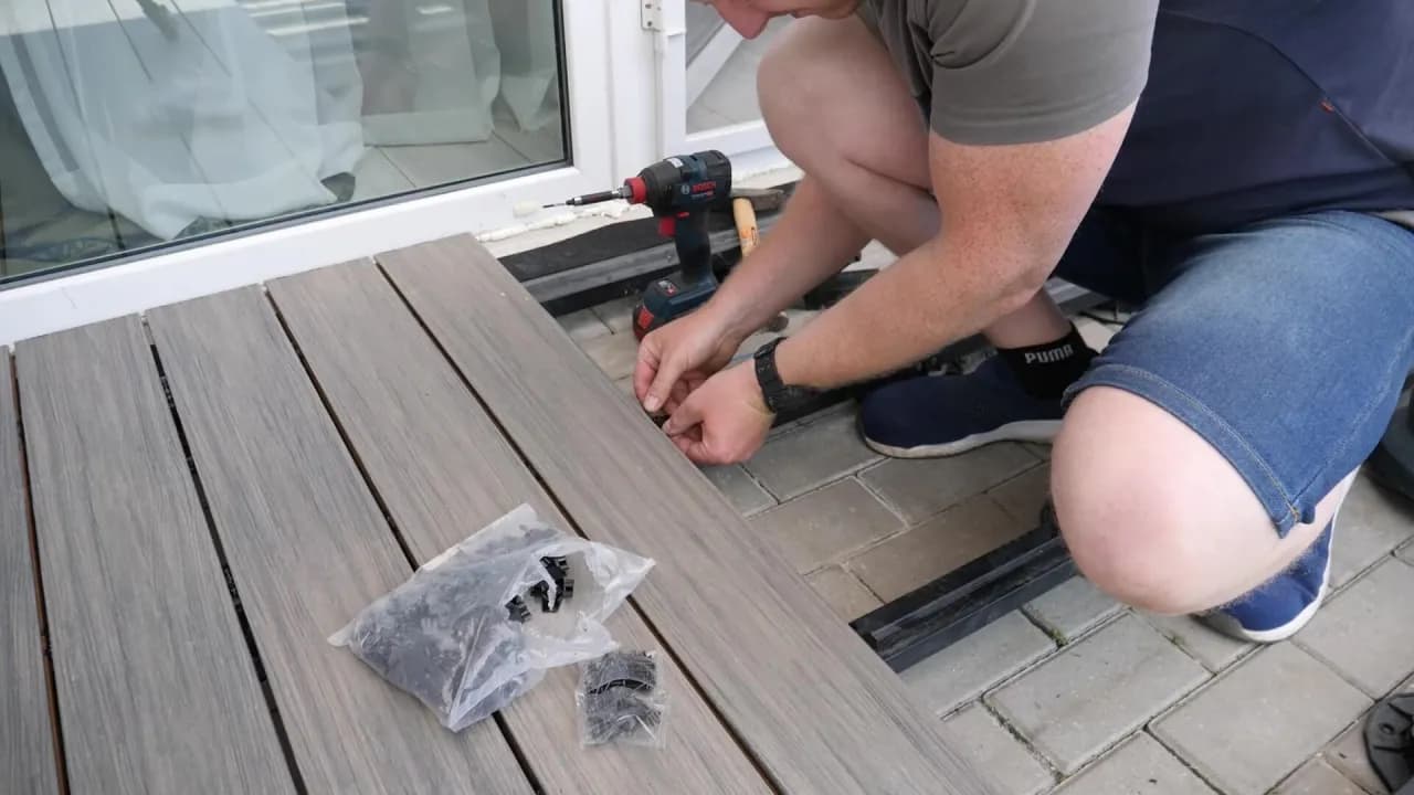 Jak ułożyć deskę kompozytową na tarasie, by uniknąć błędów i cieszyć się trwałością