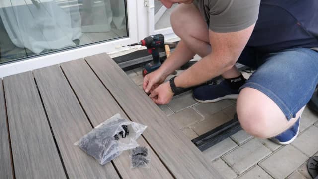 Jak ułożyć deskę kompozytową na tarasie, by uniknąć błędów i cieszyć się trwałością