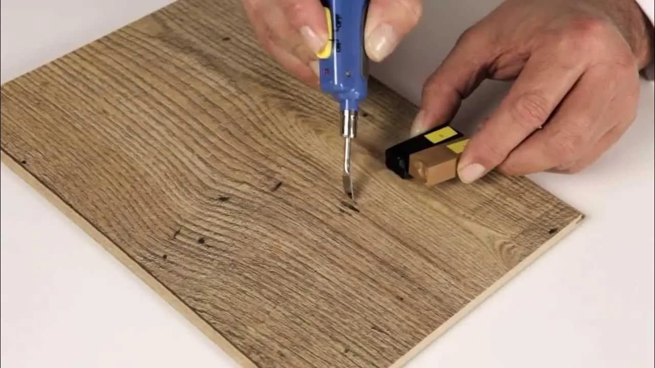 Jak pozbyć się rys z paneli podłogowych - skuteczne metody na usunięcie rys