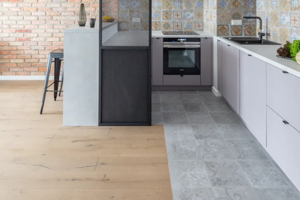 Jak połączyć gres z panelami - najlepsze metody oraz zasady montażu