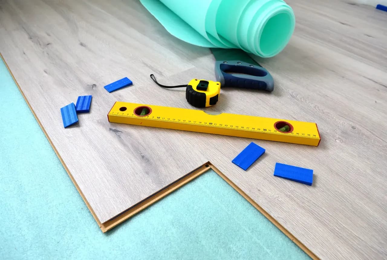 Co się kładzie pod panele? Kluczowe informacje o podkładach podłogowych.