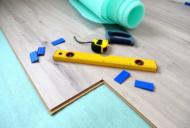 Co się kładzie pod panele? Kluczowe informacje o podkładach podłogowych.