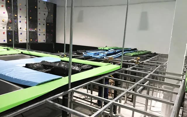 Ile kosztuje budowa parku trampolin? Poznaj ukryte wydatki i oszczędności