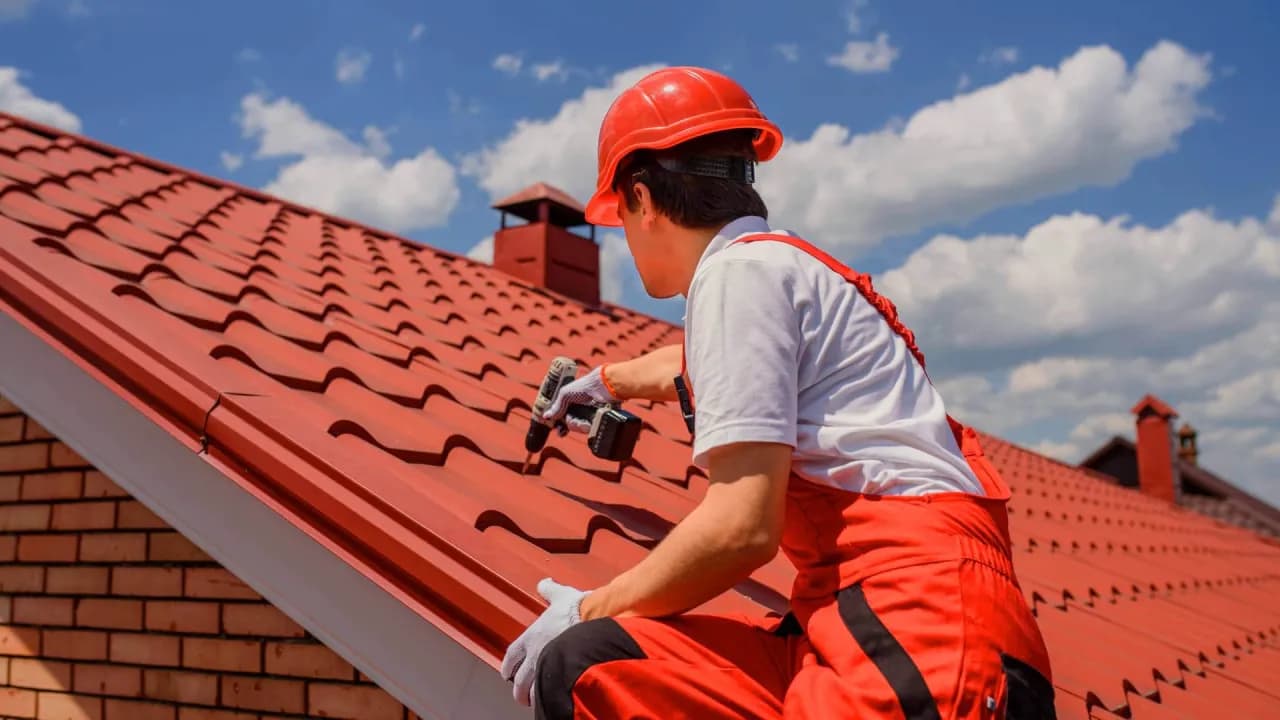 Ile kosztuje przebudowa dachu? Poznaj kluczowe czynniki wpływające na cenę.