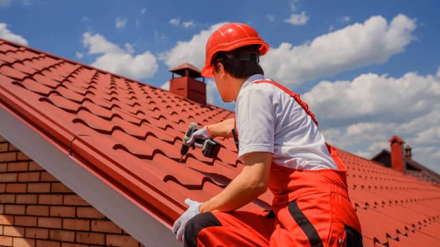 Ile kosztuje przebudowa dachu? Poznaj kluczowe czynniki wpływające na cenę.