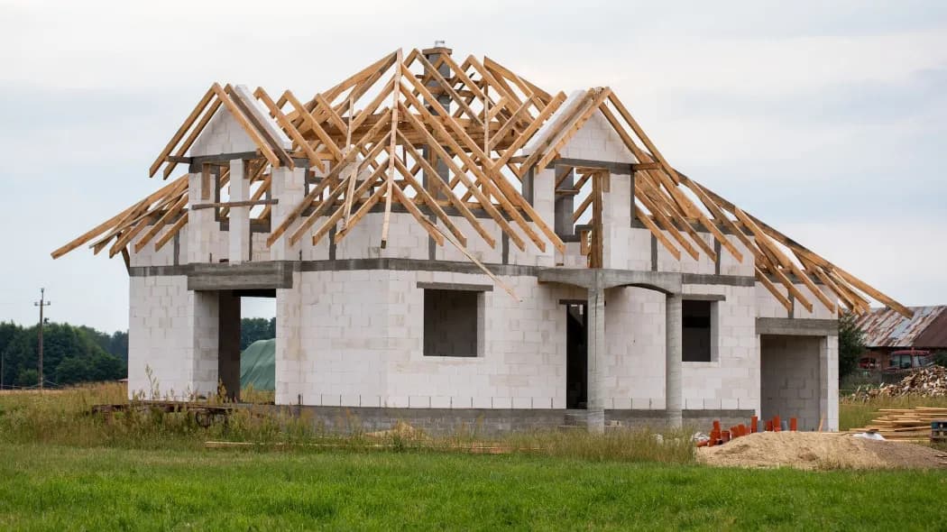 Ile kosztuje budowa domu 40m2? Zaskakujące wydatki, które musisz znać!