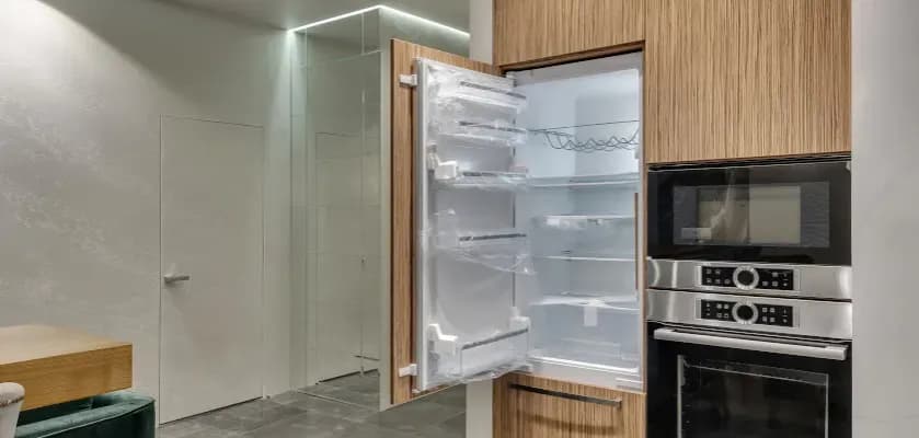 Ile kosztuje zabudowa lodówki? Sprawdź, na co zwrócić uwagę przy wyborze