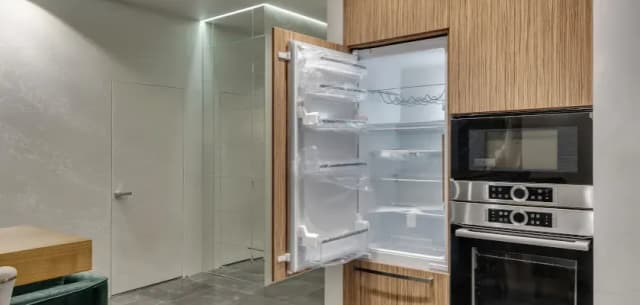 Ile kosztuje zabudowa lodówki? Sprawdź, na co zwrócić uwagę przy wyborze