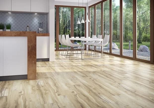 Korytarz: panele czy płytki? Wybierz najlepszą podłogę do swojego wnętrza