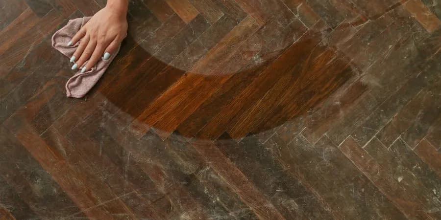 Jak prawidłowo myć matowe panele, by uniknąć zarysowań i plam?