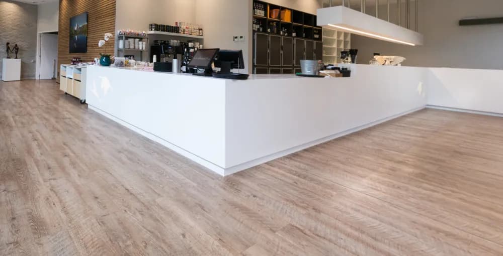 Panele winylowe klejone czy na klik? Porównanie zalet i wad obu typów