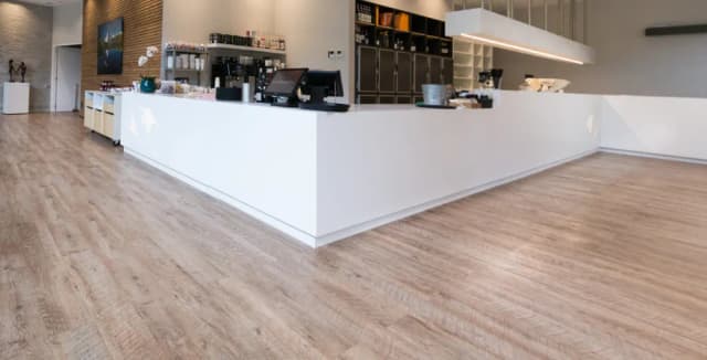 Panele winylowe klejone czy na klik? Porównanie zalet i wad obu typów