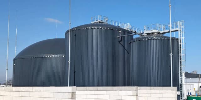 Ile kosztuje budowa biogazowni? Poznaj ukryte wydatki i czynniki wpływające na ceny.