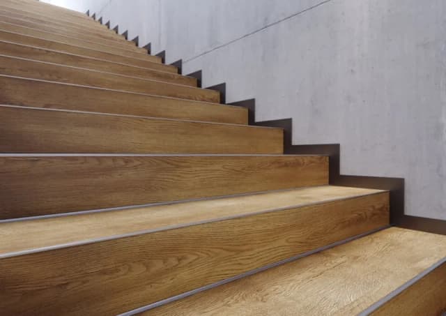 Najpierw schody czy panele? Uniknij błędów i osiągnij perfekcję w montażu!