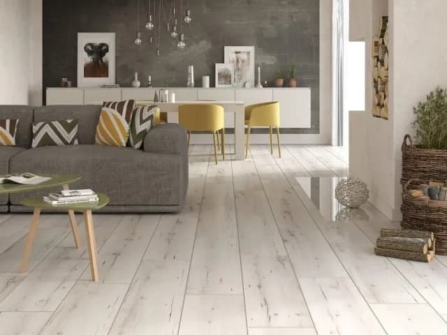 Jakie panele podłogowe do małego mieszkania wybrać, aby zyskać przestrzeń?