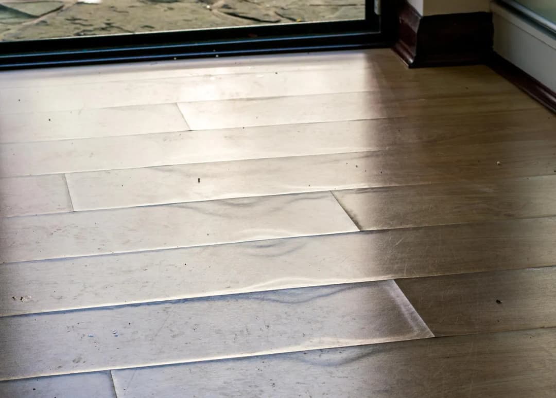 Jak naprawić zalane panele podłogowe i uniknąć trwałych szkód