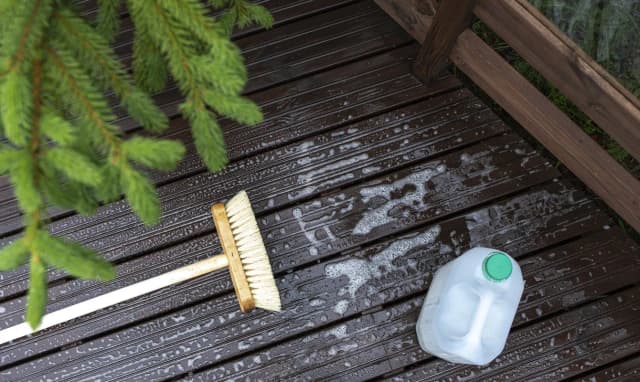 Jak czyścić taras z kompozytu: proste sposoby na idealnie czysty taras