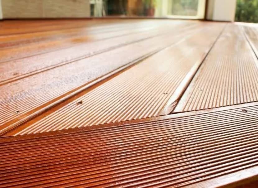 Jak wykonać taras drewniany na betonie - skuteczne metody i porady