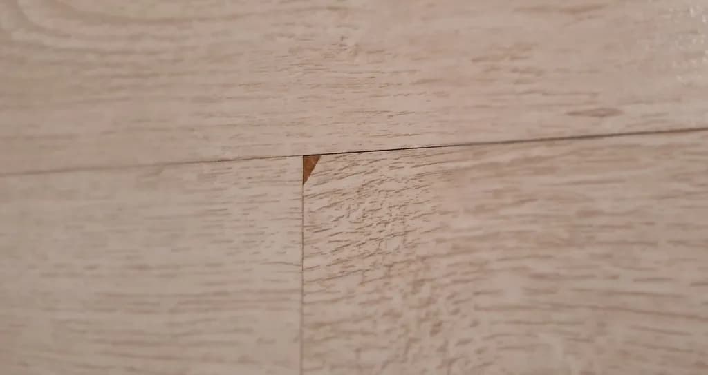 Jak zamaskować dziury w panelach? Skuteczne metody naprawy i maskowania.