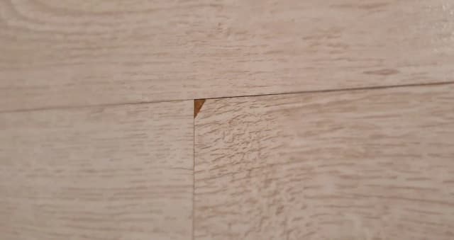 Jak zamaskować dziury w panelach? Skuteczne metody naprawy i maskowania.