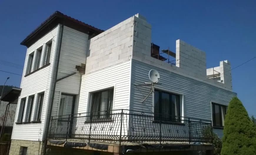 Ile kosztuje dobudowanie piętra? Zobacz, co wpływa na ceny i koszty.