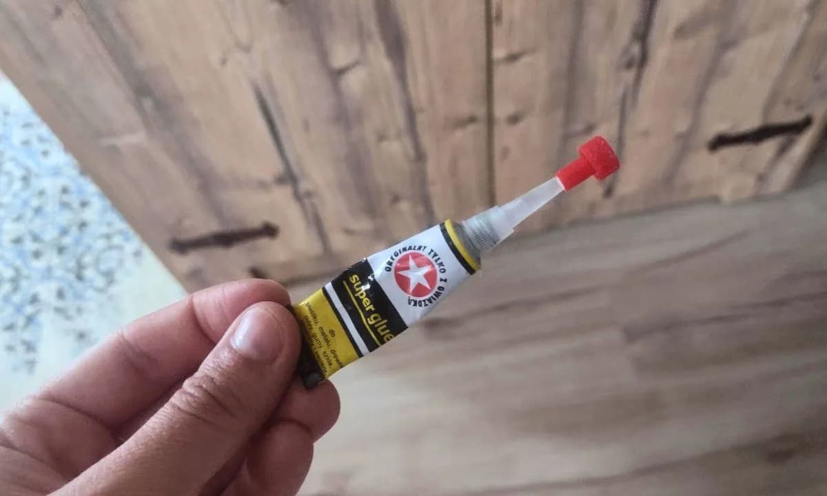 Skuteczne metody na to, czym zmyć super glue z paneli bez ryzyka uszkodzeń