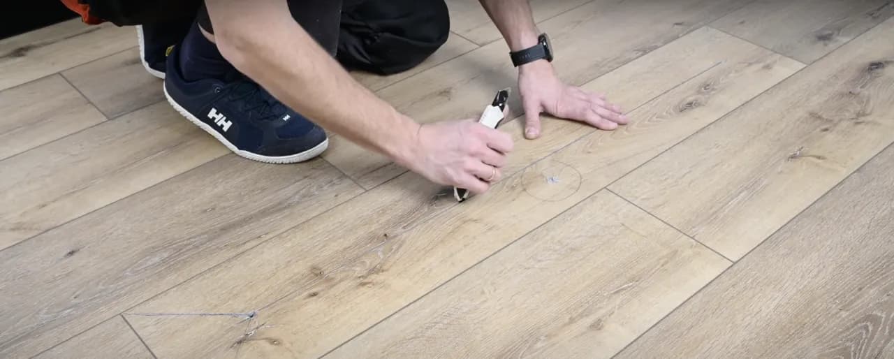 Jak wymienić uszkodzone panele podłogowe - praktyczne wskazówki krok po kroku