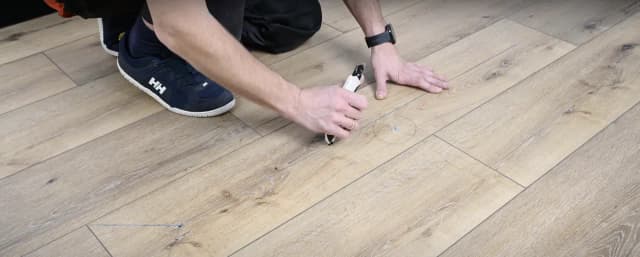 Jak wymienić uszkodzone panele podłogowe - praktyczne wskazówki krok po kroku